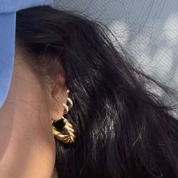 Gold twist earrings - Picture 1 of 2
